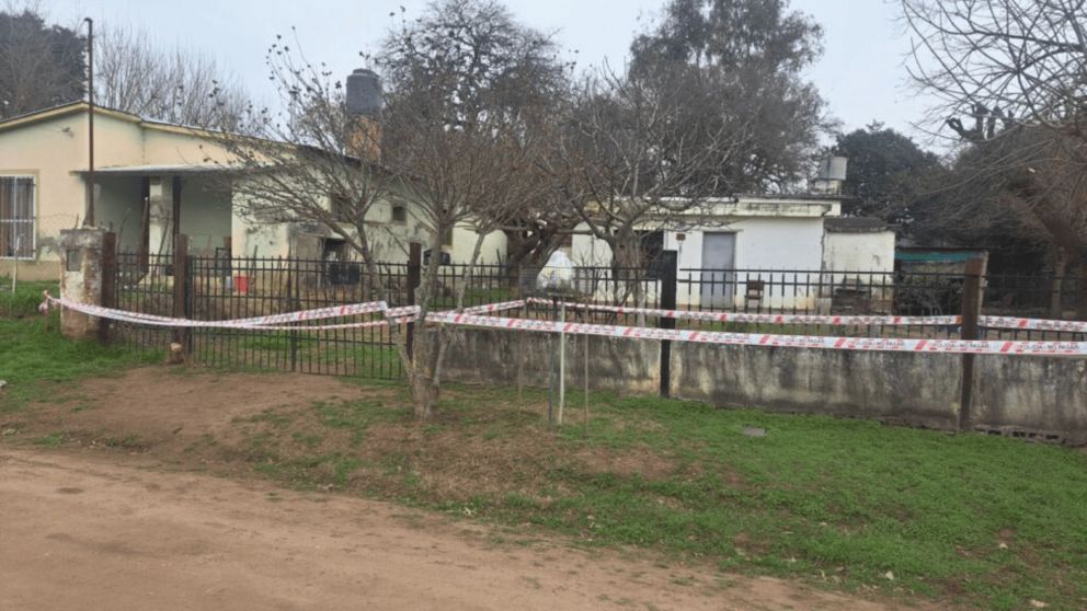 La policía trabaja en la escena del crimen.