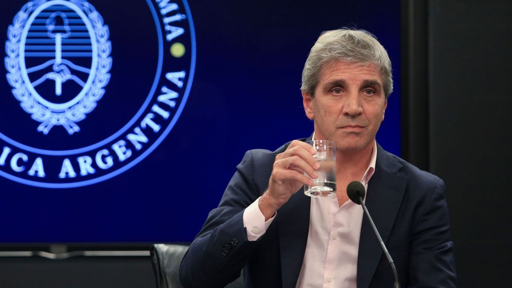 Luis Caputo dijo que la mejora del tipo de cambio multilateral es"una daga para la oposición".