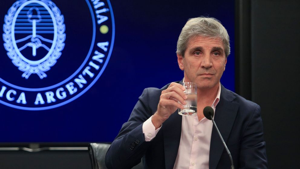 Luis Caputo dijo que la mejora del tipo de cambio multilateral es"una daga para la oposici�n".