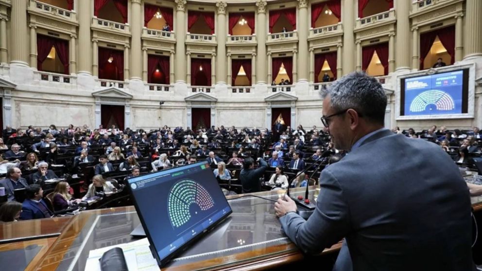 El oficialismo acelera el paso para tratar las leyes de Hojarasca y Glaciares el 8 de abril.