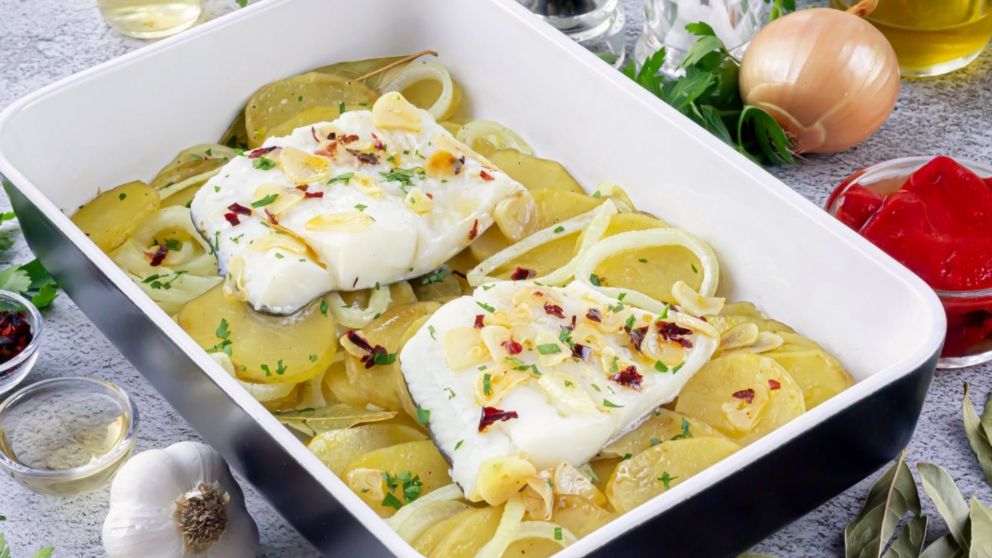 Pescado al horno con papas: la receta más barata y rendidora para Semana Santa.