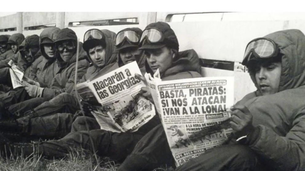 Sa�l P�rez, en Malvinas, donde sostiene un ejemplar del Diario Cr�nica. 