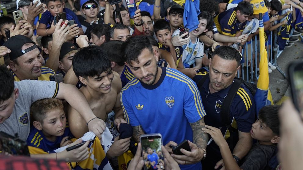 Una multitud de hinchas de Boca le dio un tremendo recibimiento a Leandro Paredes y al resto de los jugadores en su arribo a Córdoba.