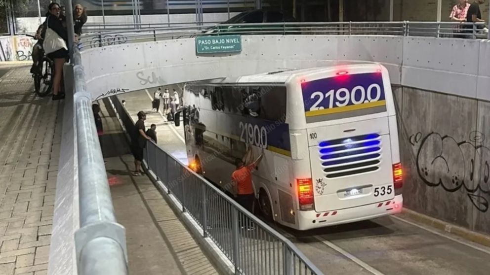 Así quedó el micro que llevaba a los hinchas de Chaco for Ever.
