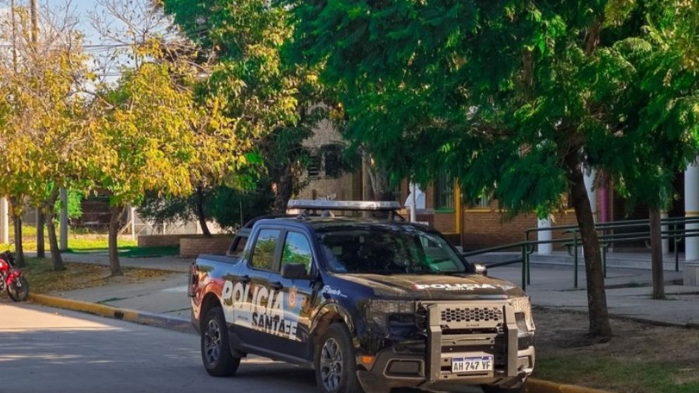 La policía santafesina custodia la puerta del colegio donde ocurrió el crimen (X).