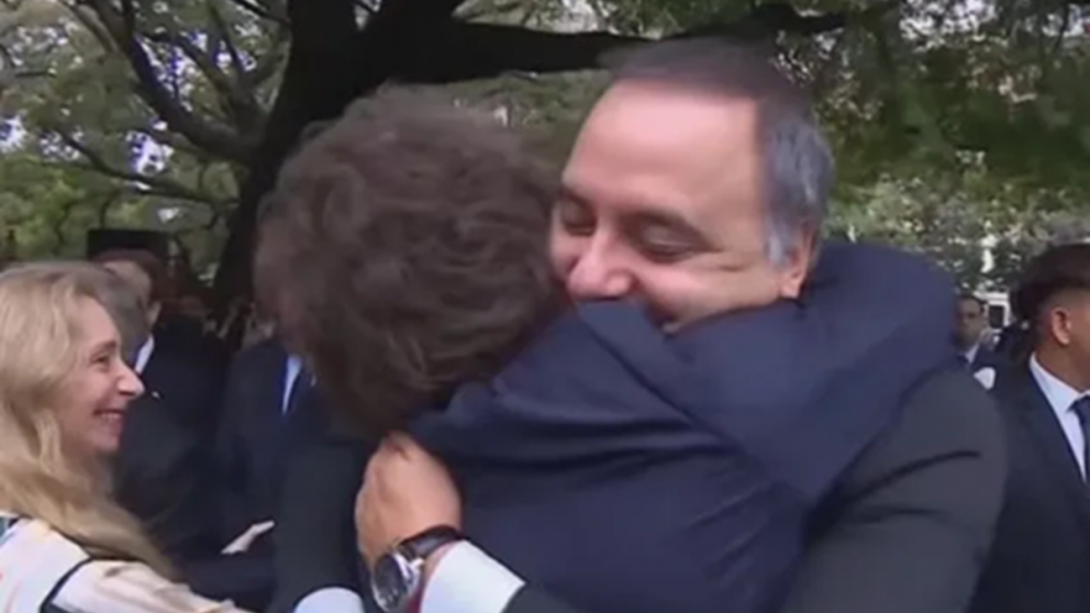 En medio del esc�ndalo, Milei respald� a Adorni con un fuerte abrazo en el acto de Malvinas