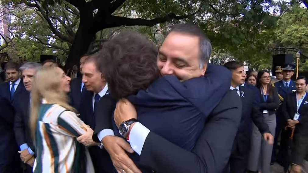 Javier Milei intensifica apoyo en redes sociales a Manuel Adorni.
