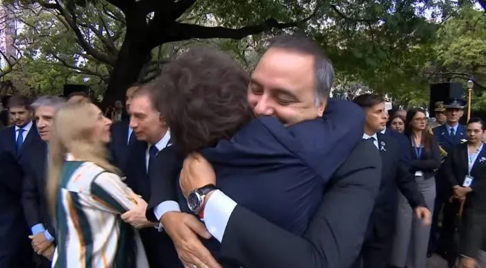 Uno de los abrazos de Milei con Adorni antes de la renuncia.
