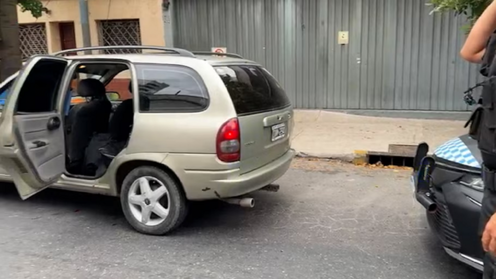 La polic�a abri� fuego dentro del auto.