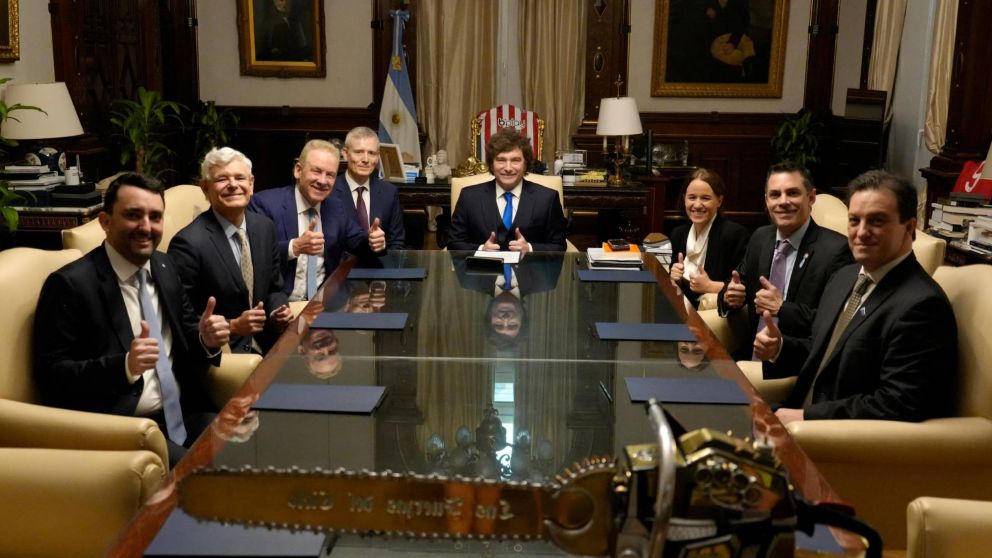 Javier Milei recibió a los abogados que lideraron la defensa argentina en el juicio por YPF.