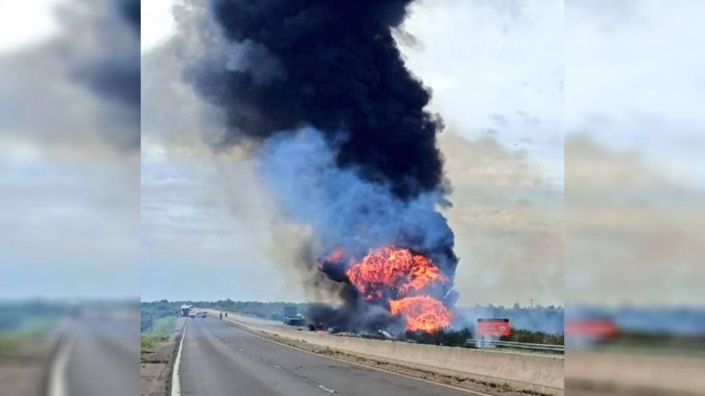 Corte total en la Ruta 14 por el choque e incendio de dos camiones en Gualeguaych�.