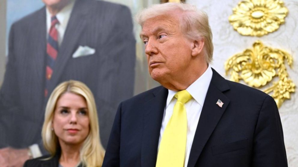 Donald Trump desplaza a la fiscal general Pam Bondi por la falta de avances en causas contra sus oponentes.