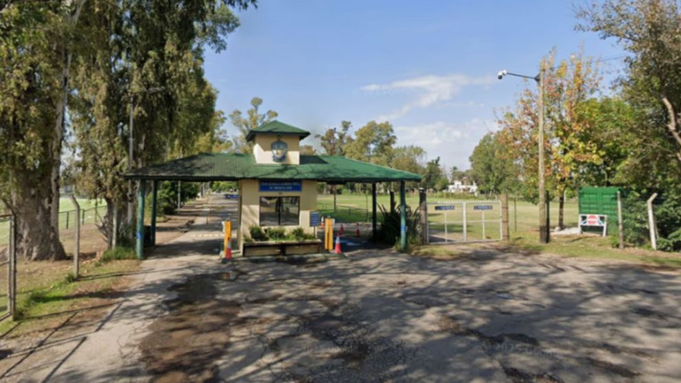 Entrada del Club de Regatas, donde habrían ocurrido los abusos.