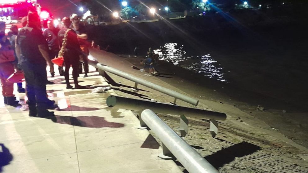Una mujer y su hija cayeron al Río de la Plata tras perder el control de la camioneta.