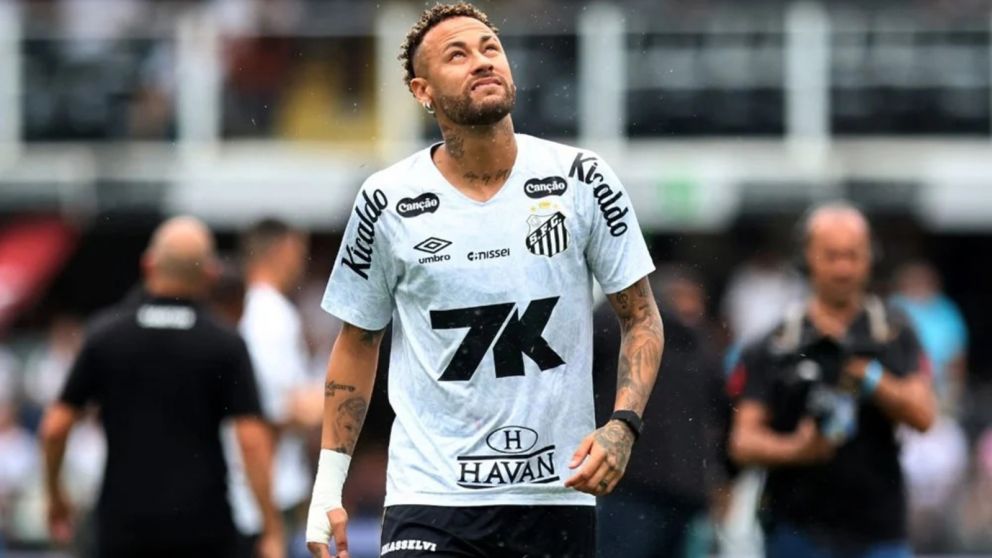 Neymar las hizo todas en la victoria de Santos.