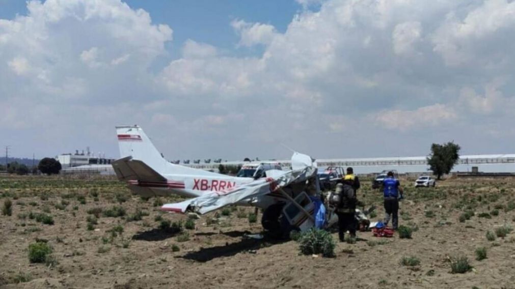 Cuatro personas murieron tras el desplome de una avioneta en campos de cultivo en México.