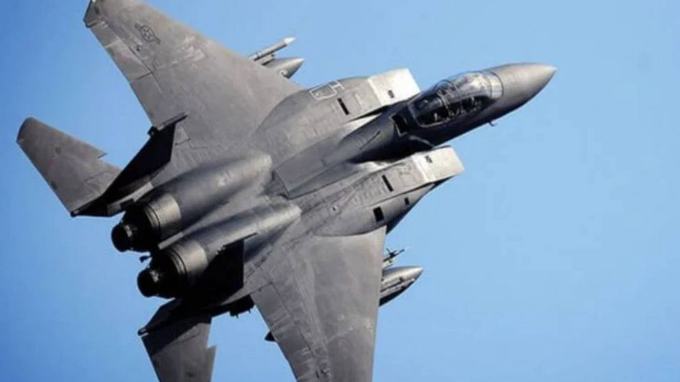 Irán ofrece "recompensa" y Estados Unidos despliega operativo de rescate tras el derribo de un caza F-15E con dos soldados.