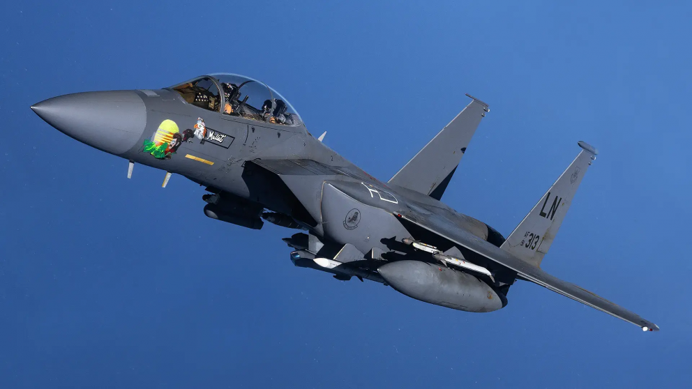 EE.UU. busca desesperadamente a su tripulante desaparecido en Irán tras el derribo del F-15E