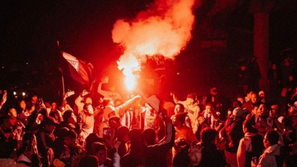 Los hinchas de Alianza Lima hicieron un banderazo que termin� en tragedia.