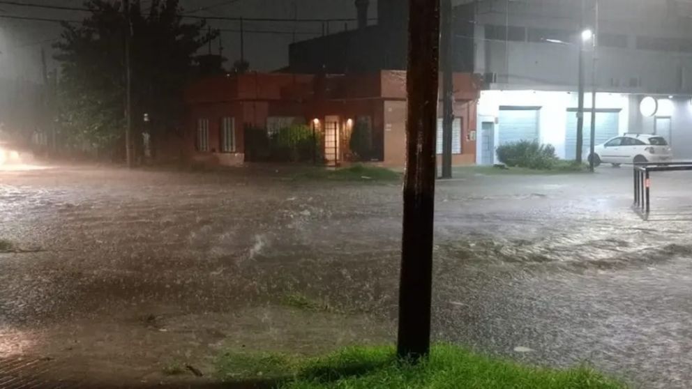 Noche de terror por la tormenta en Quilmes: calles convertidas en ríos