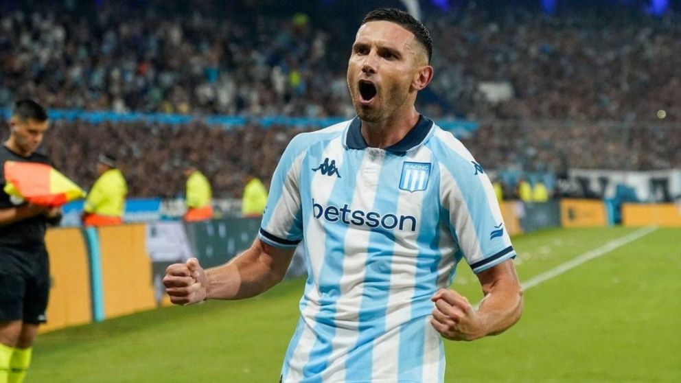 Adrián "Maravilla" Martínez es la cara de gol de Racing para el clásico de Avellaneda.