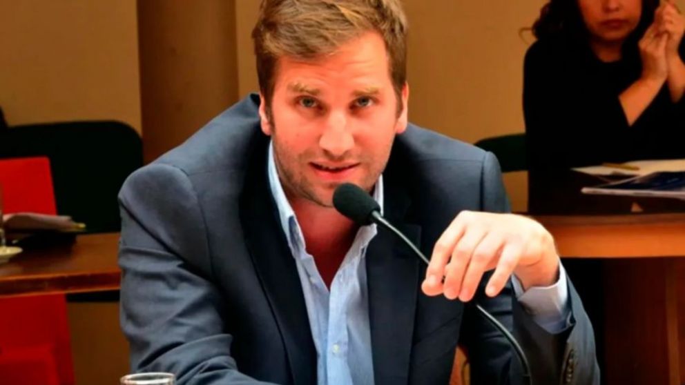 El funcionario despedido por Petovello por un crédito del Nación se defiende.