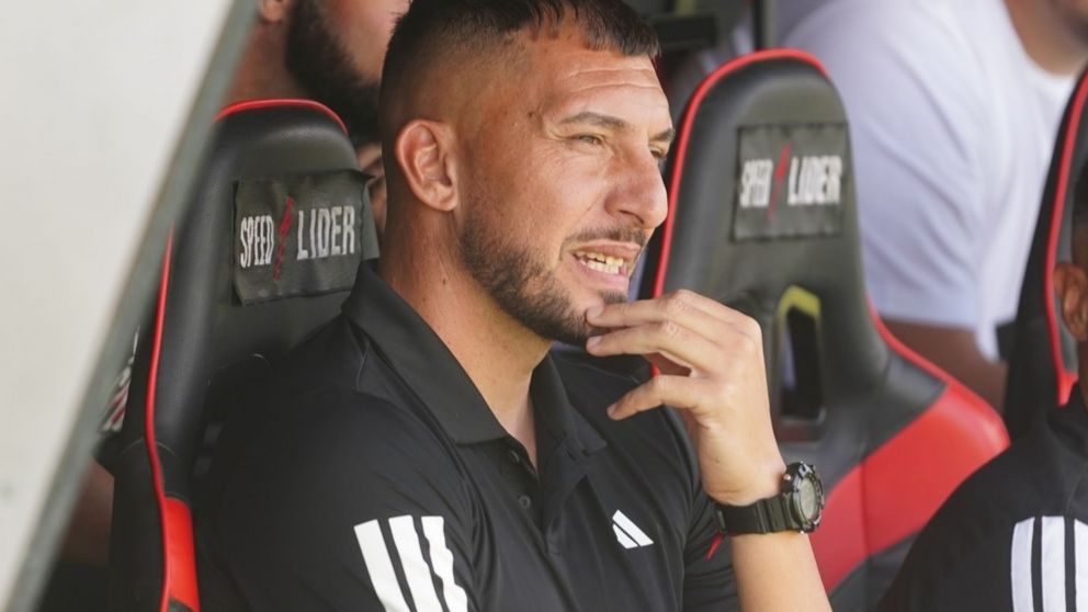 Gustavo Benítez no se pudo sostener en el cargo por la pésima campaña de Deportivo Riestra.
