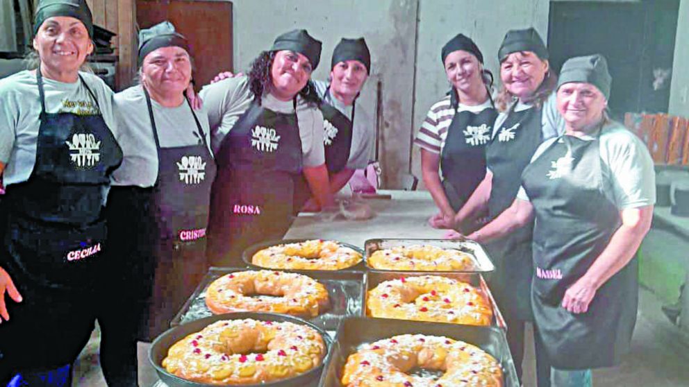 En el comedor "Niños de Luz y Esperanza" elaboraron roscas de Pascua para regalar a los más necesitados.