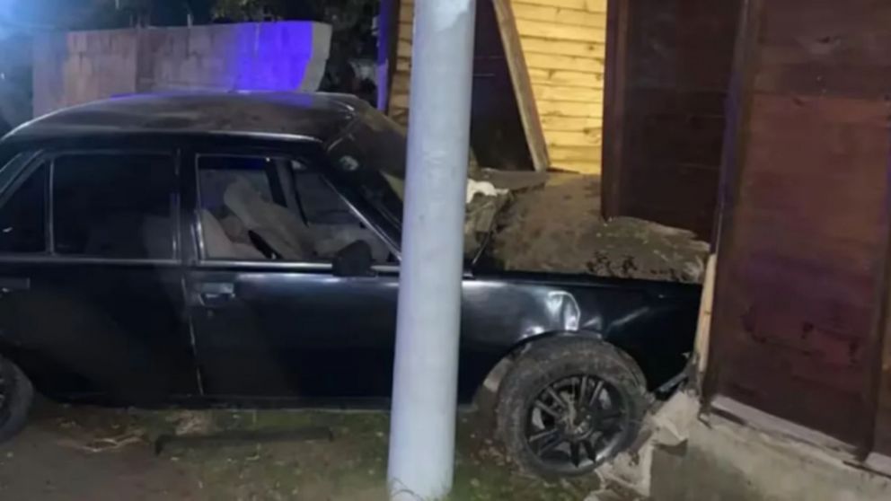 Así quedó el auto del conductor ebrio que chocó contra una casa.