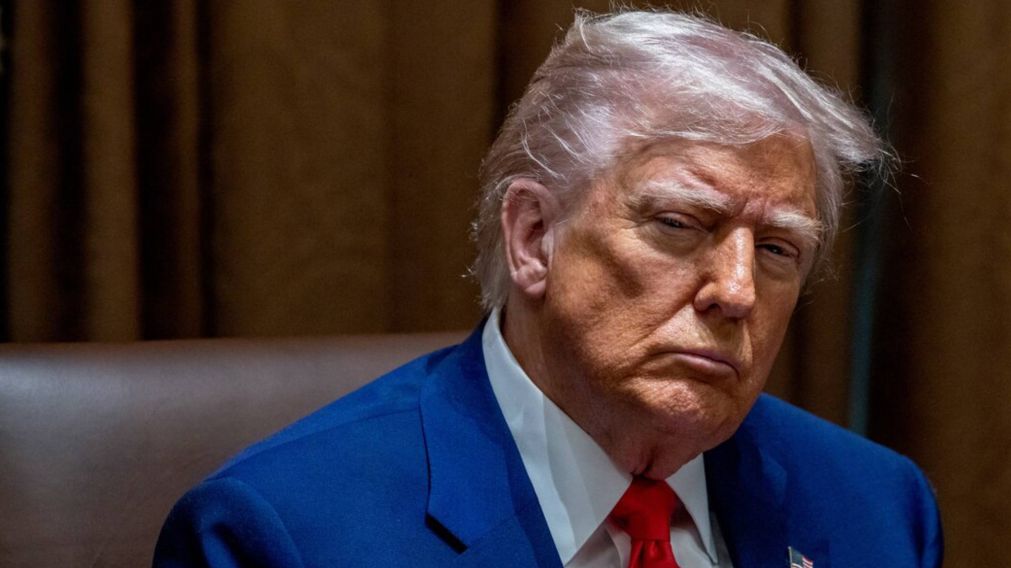 ¿Amenaza o acuerdo? Donald Trump publicó, "¡Martes, 8:00 p. m!" y puso al mundo en vilo.