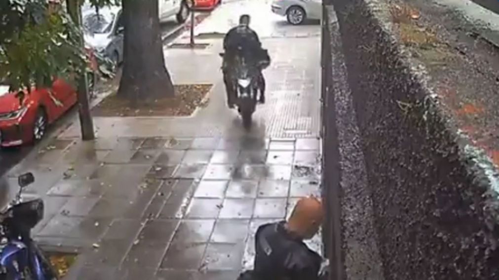La víctima se resistió a tiros de los motochorros.