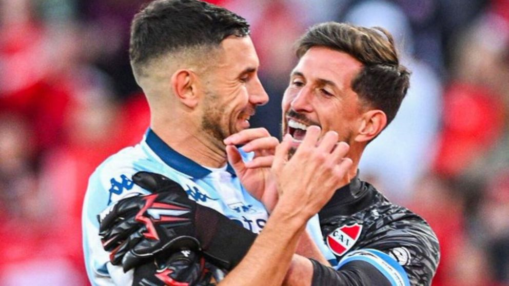 Rodrigo Rey abraza a Maravilla Martínez tras el penal que picó y se fue afuera. Independiente le ganó a Racing en el clásico de Avellaneda.