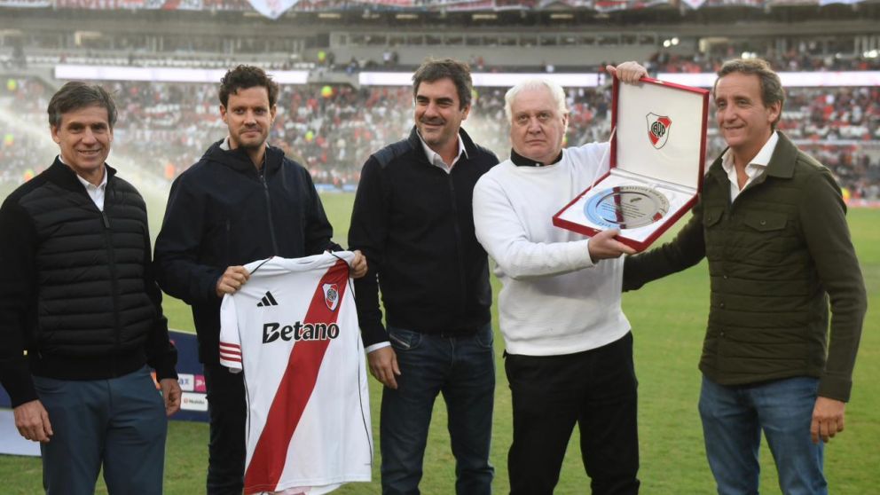 El Beto Alonso tuvo un merecido homenaje por su gol con la pelota naranja en la Bombonera en la previa del partido ante Belgrano.
