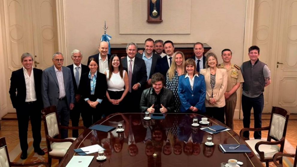 Javier Milei encabeza una reunión de Gabinete para ratificar a Manuel Adorni tras las denuncias por irregularidades.