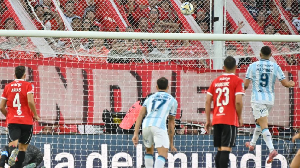 La imagen refleja la mala definici�n de Maravilla Mart�nez en el penal con el que cont� Racing en el cl�sico ante Independiente. 
