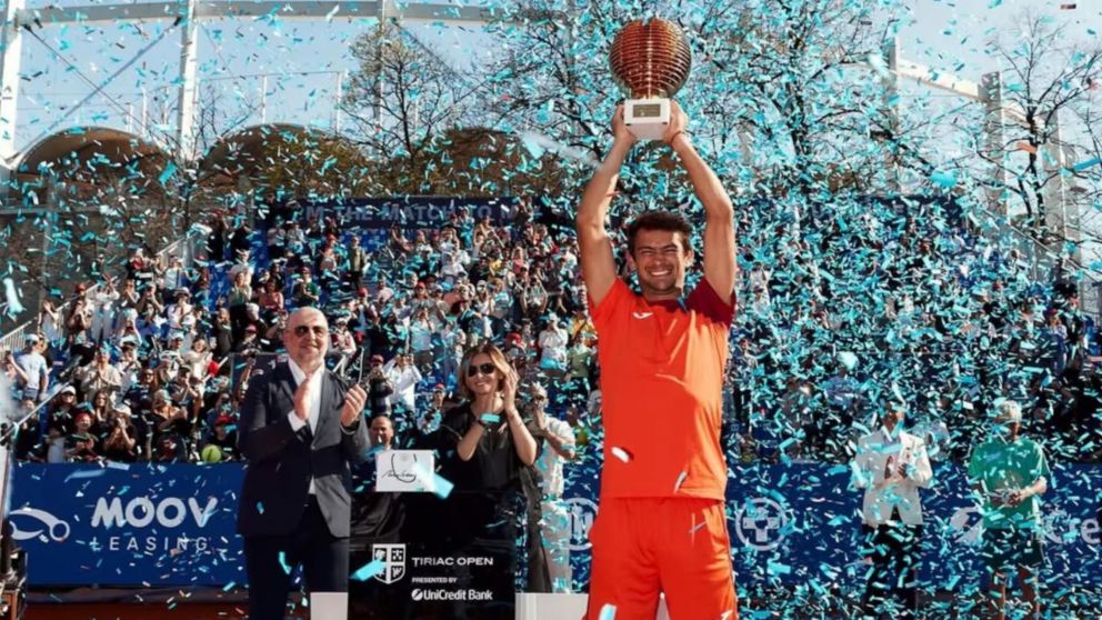 Mariano Navone levantando el trofeo del ATP de Bucarest.