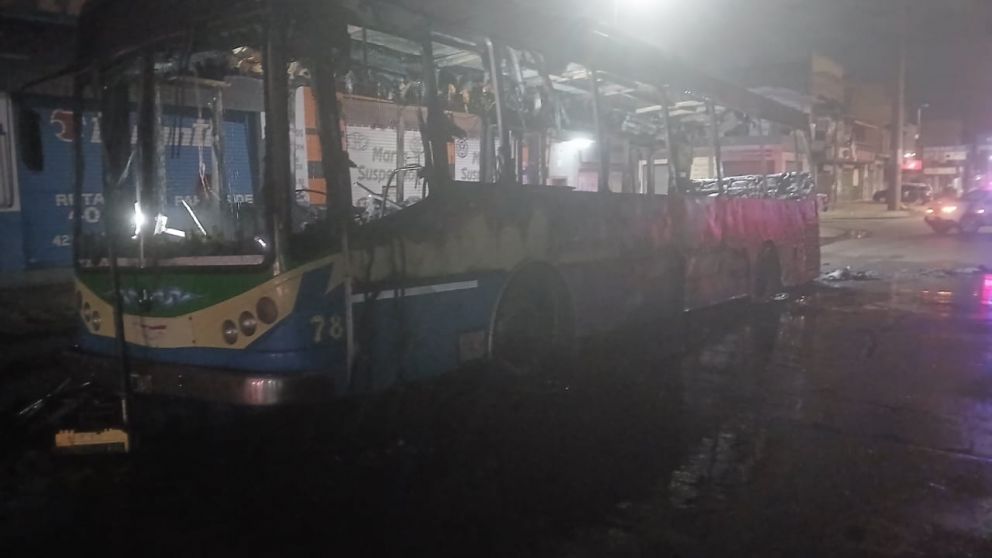 Susto en Solano: un colectivo de la 247 se prendió fuego
