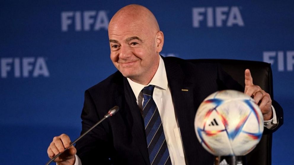 Gianni Infantino, presidente de la FIFA, sorprende con las modificaciones reglamentarias para el Mundial 2026.