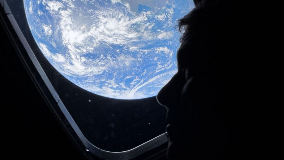 El comandante de la misi�n Artemis II, Reid Wiseman, contempla la Tierra a trav�s de una de las ventanas de la nave espacial Orion (Imagen: NASA).