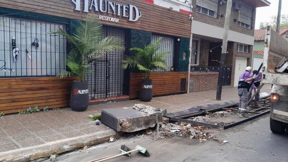 Choque y fuga en Quilmes centro: destruyó el deck de un bar temático