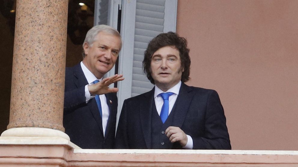 Javier Milei y Jos� Antonio Kast, en uno de los balcones de Casa Rosada.