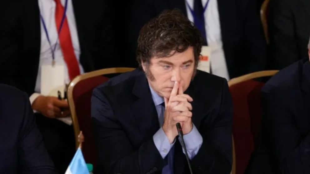 Cayó la imagen de Javier Milei.