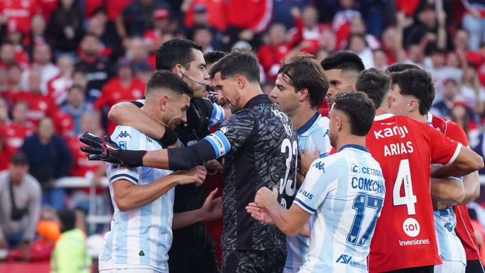 Adrián "Maravilla" Martínez intentó picar un penal en el clásico de Avellaneda.