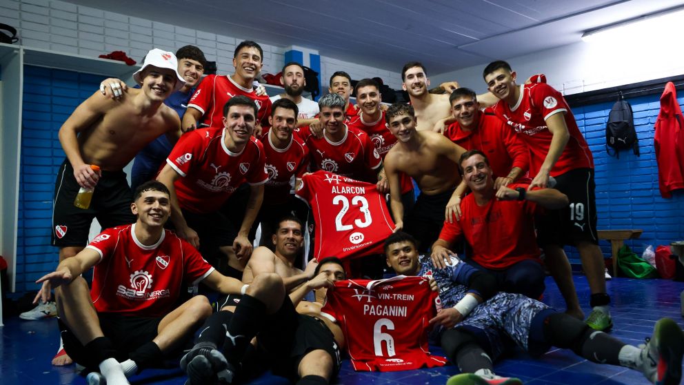 Independiente volvió a ganarle a Racing, pero esta vez en el clásico de Avellaneda de futsal. El festejo de los jugadores del Rojo.