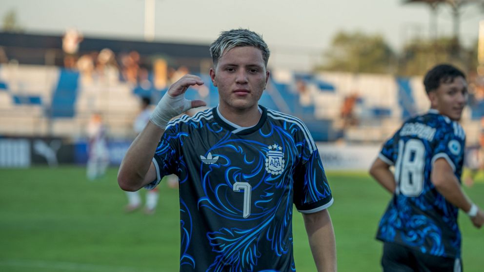 El festejo de la figura de la Selecci�n Argentina sub 17, Tob�as Goytia, autor de un doblete en el debut goleador ante Per�.

