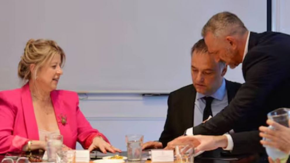 Manuel Adorni retomó la agenda de gestión tras recibir el respaldo de Javier Milei.