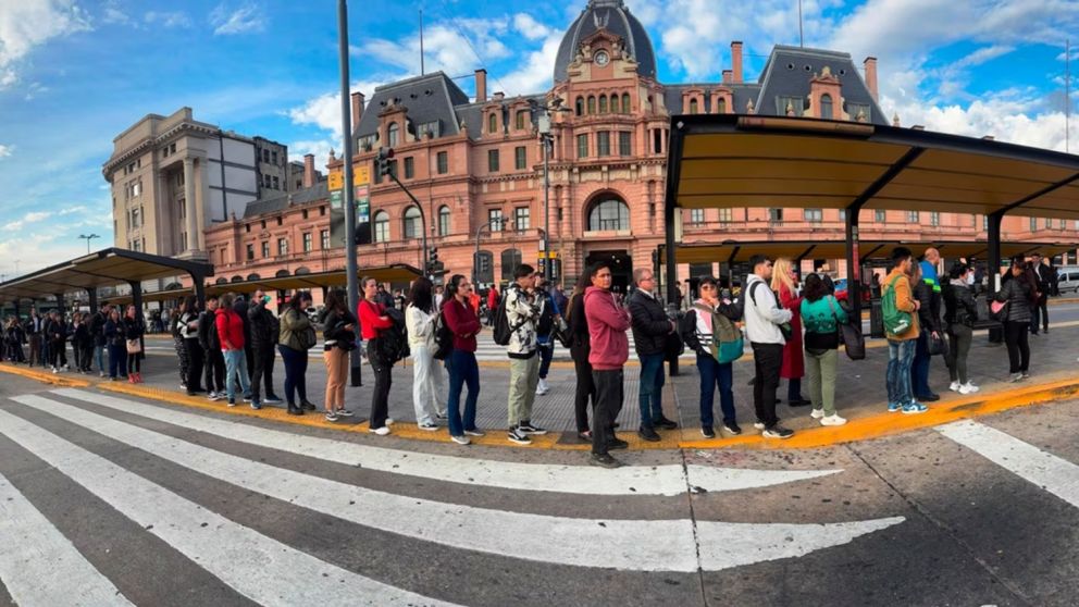 La reducción de frecuencia generó largas filas de pasajeros.