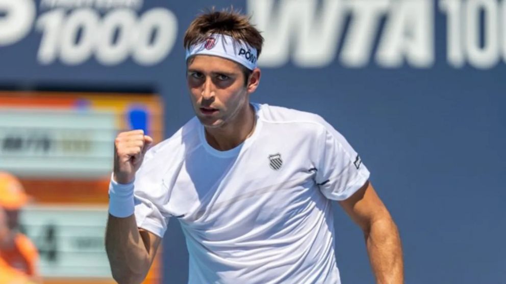 Tomás Etcheverry avanza a paso firme en el Masters 1000 de Montecarlo.
