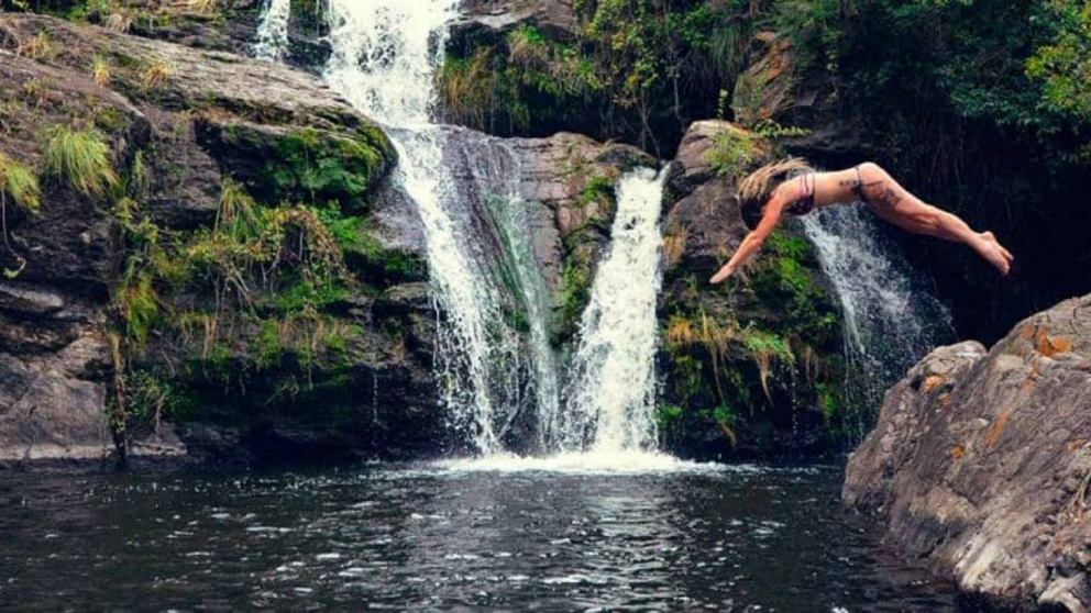 Un entorno verde y agua clara crean el escenario perfecto para relajarse y disfrutar del aire libre.