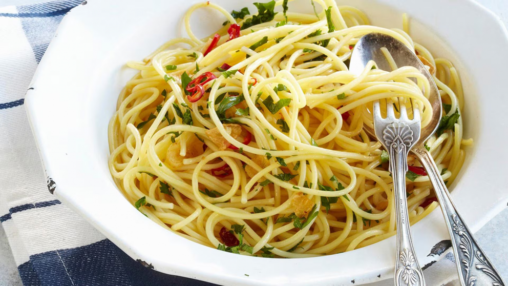 Fideos al ajo y �leo: la receta m�s barata y r�pida para salvar el almuerzo con dos mangos.